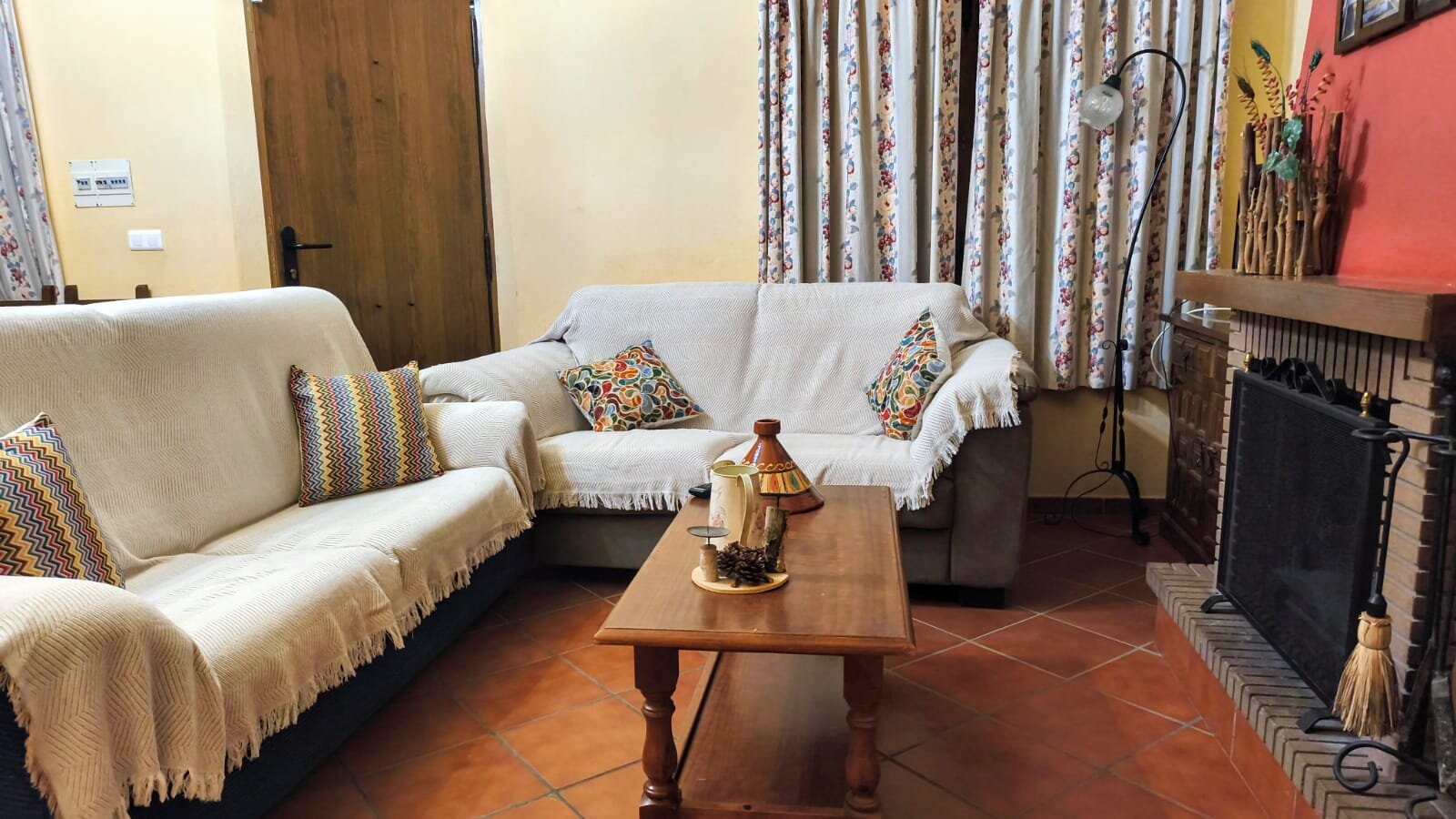Salón de Casa Rural Bellavista con sofás y chimenea