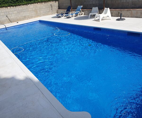 Piscina y zona de descanso