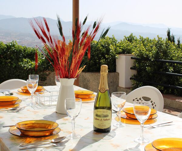 Mesa preparada en la terraza