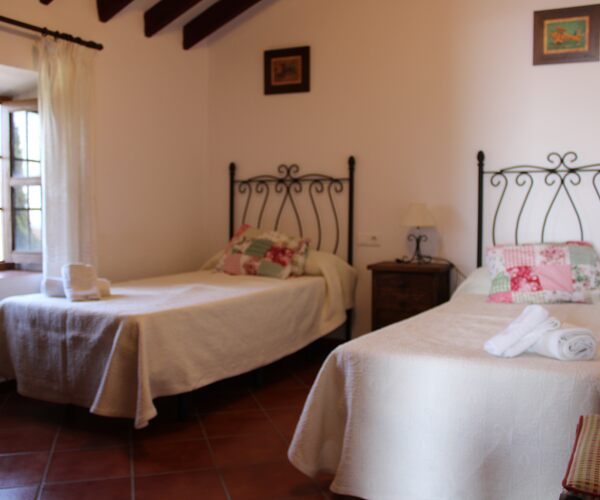Dormitorio con tres camas