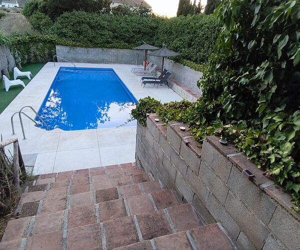Acceso ajardinado a la piscina