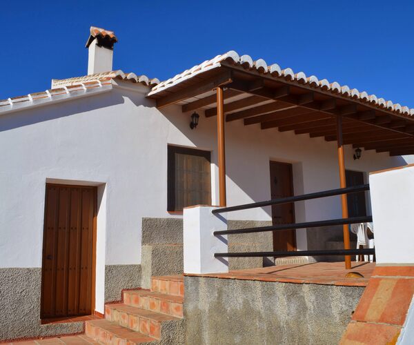 Fachada y porche de la casa