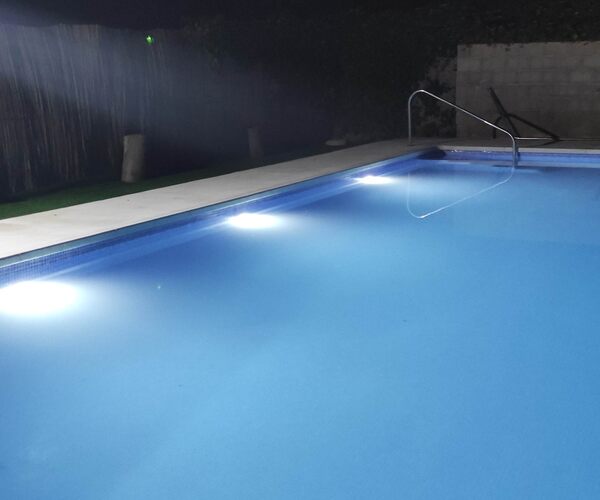 Piscina iluminada por la noche