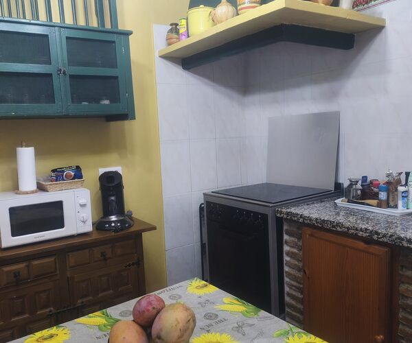 Cocina y mesa de comedor