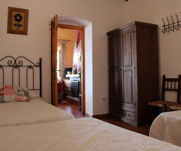 Dormitorio con tres camas